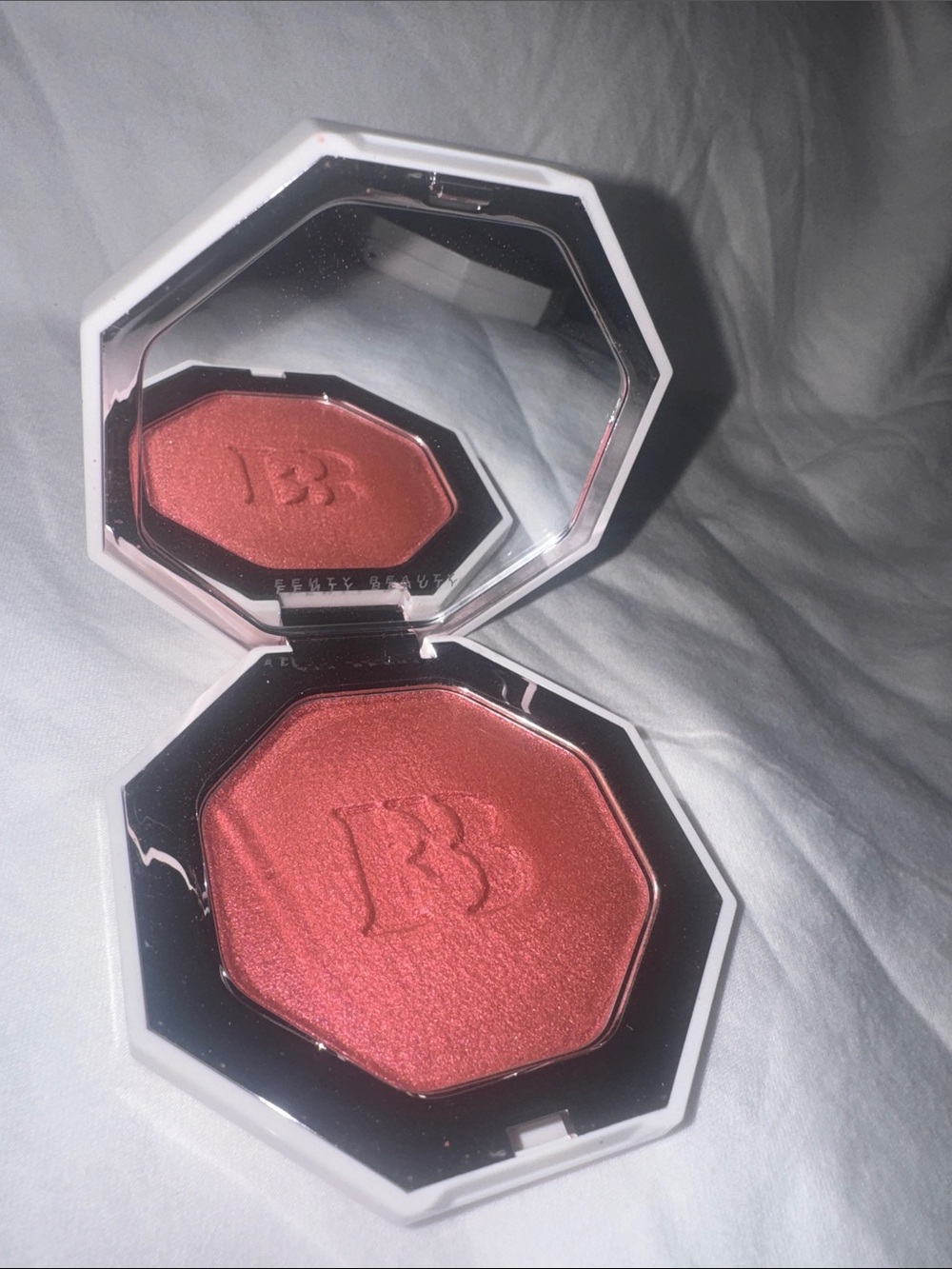 Fenty Beauty - Ruby Richez Killowatt foil Highlighter